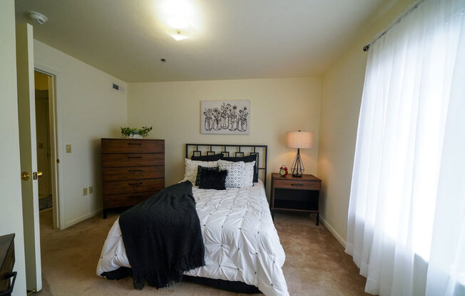 Spacious Bedrooms at Tracy Creek Apartment Homes in Perrysburg, OH