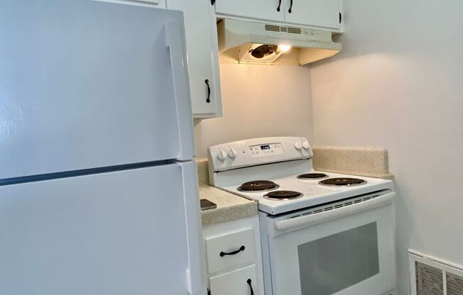 1 bed, 1 bath, 570 sqft, $1,595, Unit 12