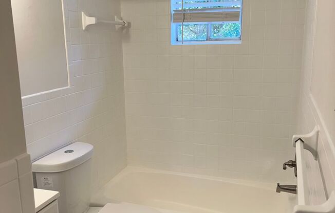 2 beds, 1 bath, 600 sqft, $1,175, Unit Post Avenue-826D