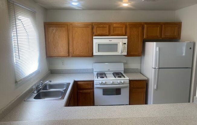 GREAT GATED COMMUNITY 2 BEDROOM -2 BATH -LOCATED CENTRALLY!!!