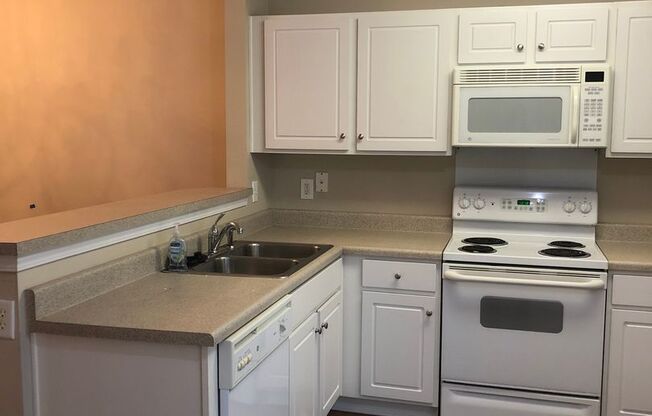 Townhome in Riverbridge Community in Bellevue only minutes to Bellevue Mall and I-40.
