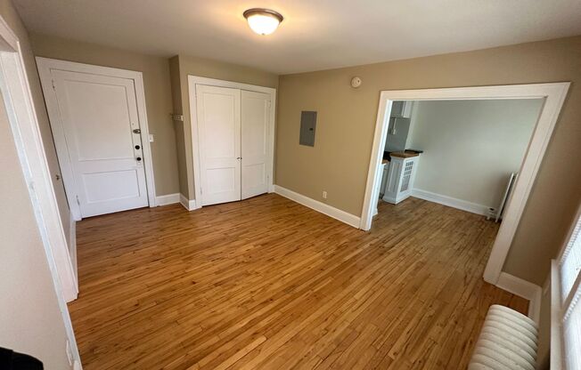 Studio, 1 bath, 450 sqft, $963, Unit 16