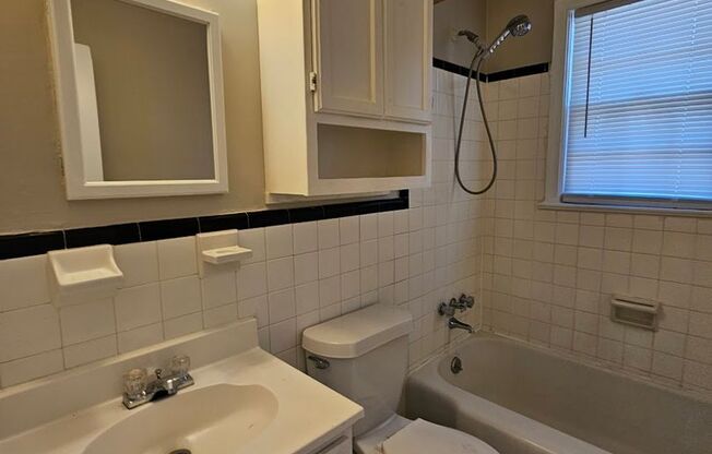 2 beds, 1 bath, $1,000, Unit 1710 Kingston Ave- Apt 1