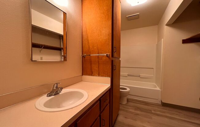 2 beds, 1 bath, $1,495, Unit 518397 - 3506B NE 54th St