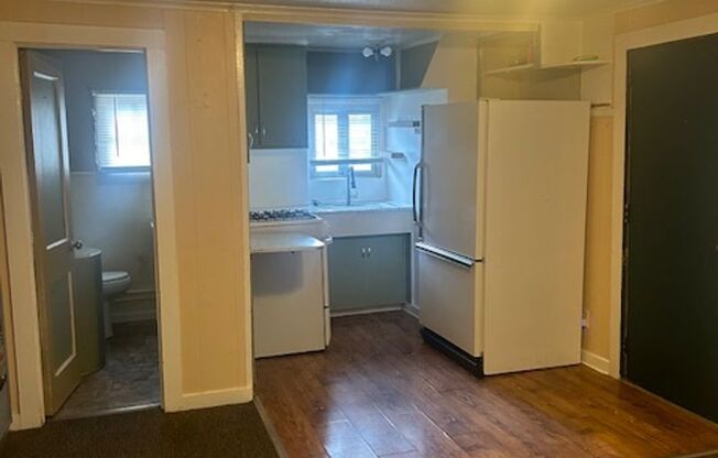 Cozy 2 Bedroom Home with Fenced Yard & Washer/Dryer – Ideal Rental Starter!