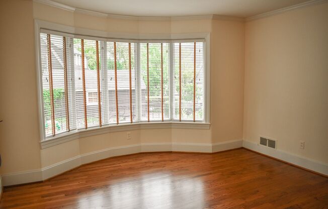 Three bedroom and Two Bathroom home in Portland Heights! Gourmet Kitchen and incredible natural Lighting