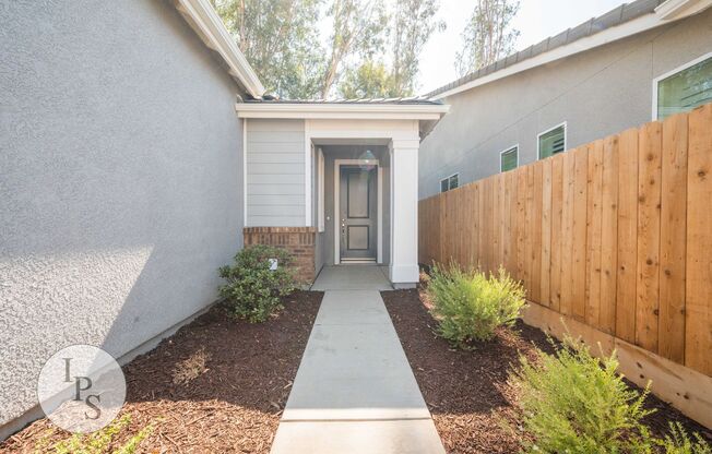 Newer East Clovis Home, 4BR/2BA, with Solar - built in 2023, Lots of Amenities!