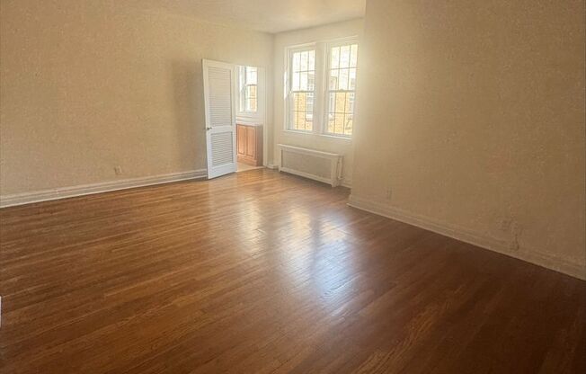 Studio, 1 bath, 294 sqft, $1,420, Unit New King Edward  9A4