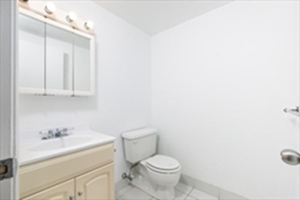 2 beds, 1.5 baths, 840 sqft, $2,900, Unit 604