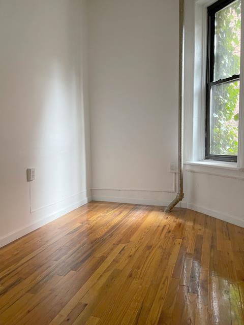 2 beds, 1 bath, $4,000, Unit 12