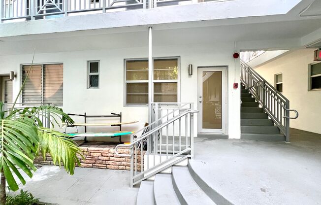 Beautiful studio apartment in the heart of South of Fifth, completely remodeled & steps from the beach!