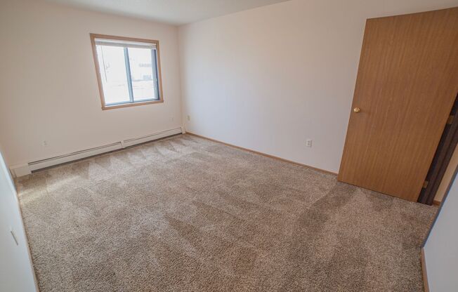 3 beds, 1 bath, 1,070 sqft, $995, Unit 1414-102