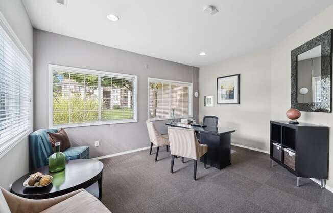 the retreat at thousand oaks apartments living room with desk andertainment area