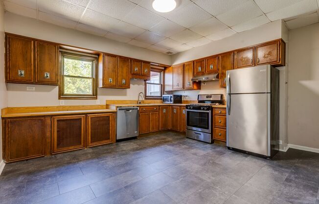 Available NOW - 4 Bedroom, 1.5 Bath Home in Mt. Washington!