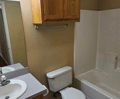 2 beds, 2 baths, 940 sqft, $850, Unit Unit 2