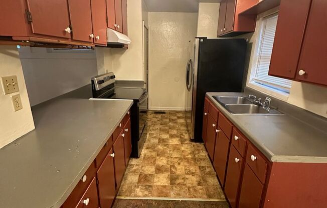 3 bed 1 bath House With Fenced-in Yard, Available NOW!