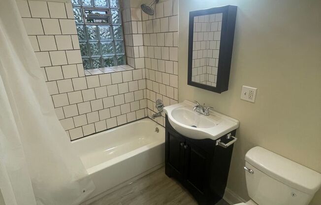 2 beds, 1 bath, $1,600, Unit 1650 # 1R