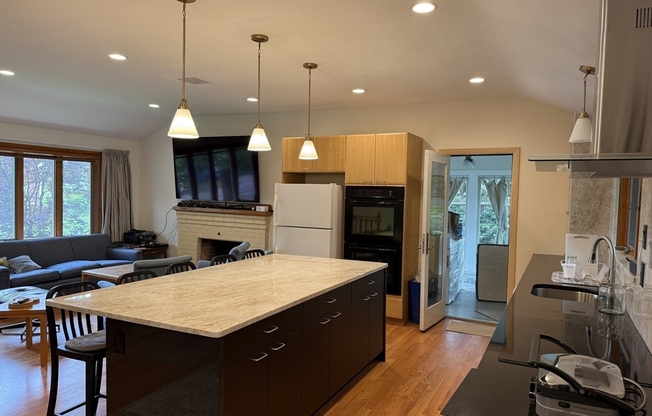 48 SPY POND LN