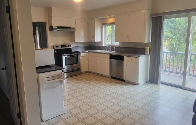 2 beds, 1 bath, $1,595