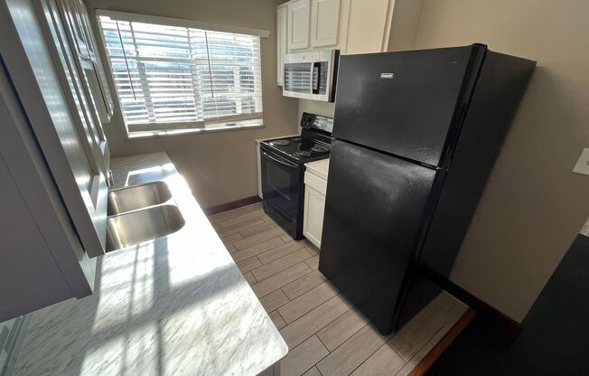 1 bed, 1 bath, $800, Unit Unit B