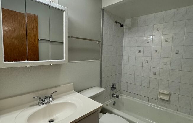 1 bed, 1 bath, $1,050, Unit 1NE