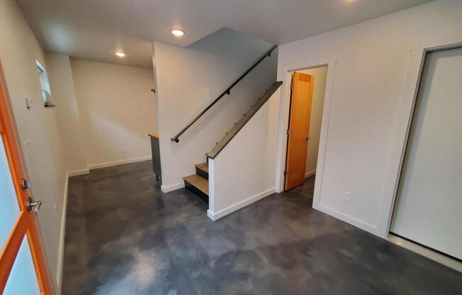 733 HOWELL ST