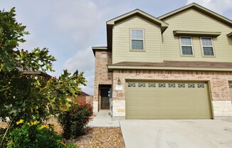 3 Bedroom close to Creekside Shopping & Restaurants / Fridge Included / Fenced in Backyard/ CISD