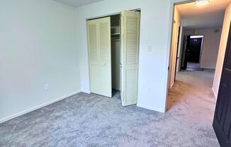 2 beds, 1 bath, $1,000, Unit Park IV Unit 102