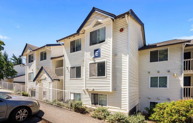 Prime Location Near Lake Washington – Updated 2 Bedroom Condo!