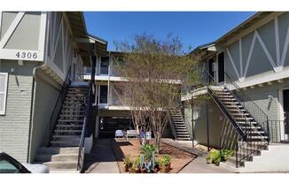 August Prelease : Hyde Park 2 bed/1 bath Condo, New Paint and Updated Bathroom!