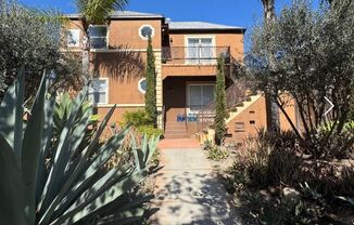 Large upstairs unit, 1 bedroom available in a great area of Los Angeles