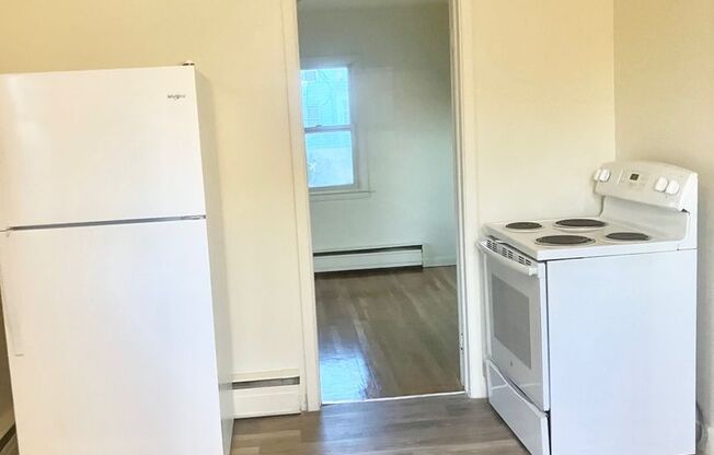 3 beds, 1 bath, $1,925, Unit 2nd Floor