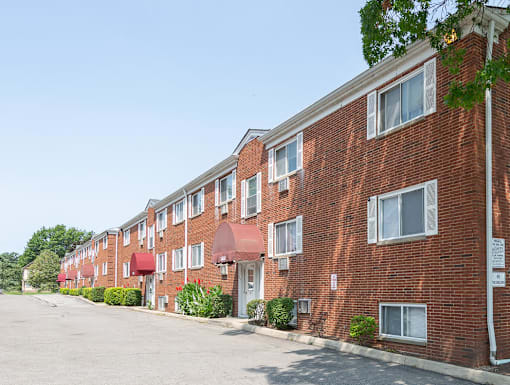 Colonial Club Apartments Exterior