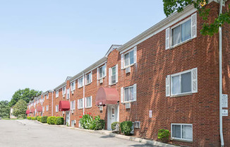 Colonial Club Apartments