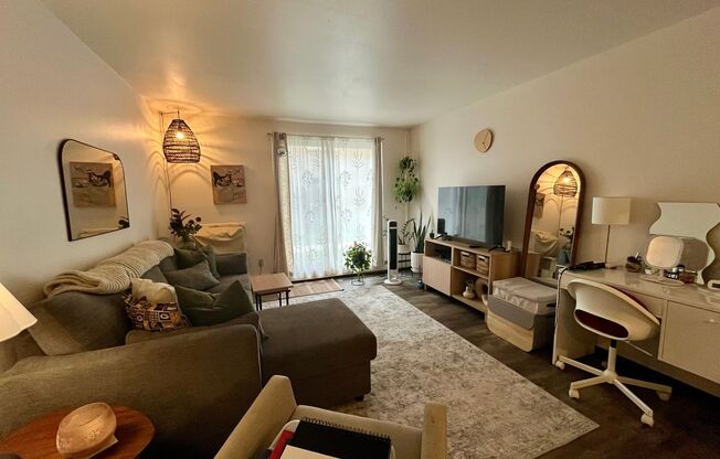 1 bed, 1 bath, $995, Unit 10