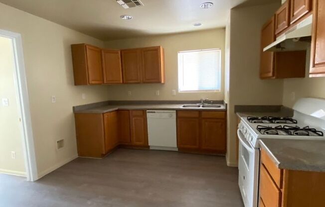 2 beds, 1 bath, $1,300