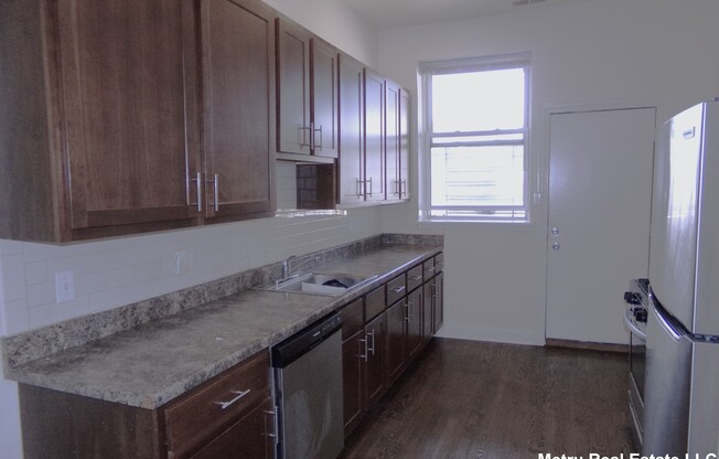 908 W Montrose Ave bsmt