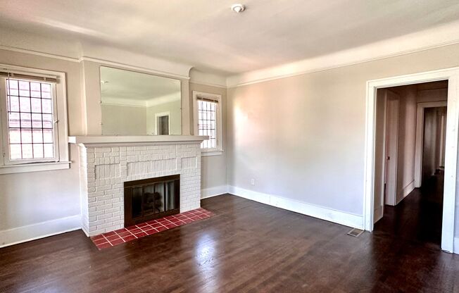 4 beds, 1 bath, $1,000, Unit 3279 Calvert St - Upper