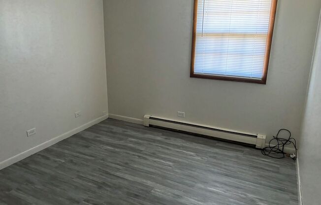 3 beds, 1.5 baths, 1,250 sqft, $1,199, Unit 560-3E