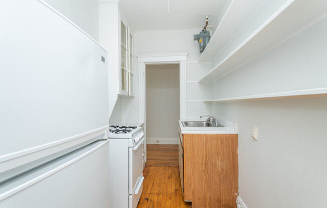 Studio, 1 bath, 350 sqft, $2,400, Unit 18