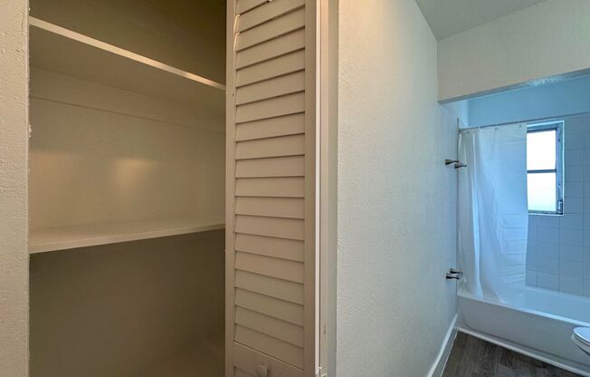 2 beds, 1 bath, 850 sqft, $1,925, Unit F106