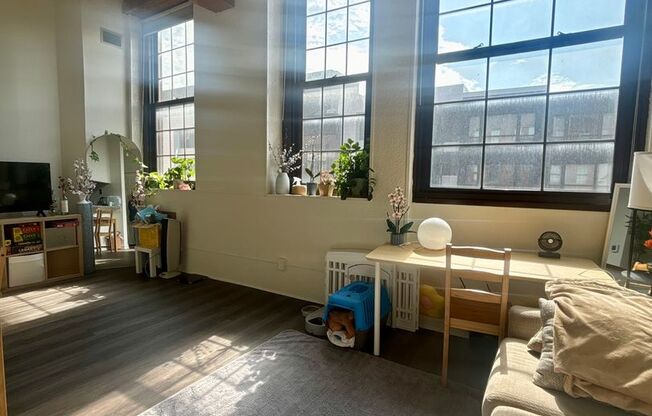 1 bed, 1 bath, 600 sqft, $1,649, Unit 323