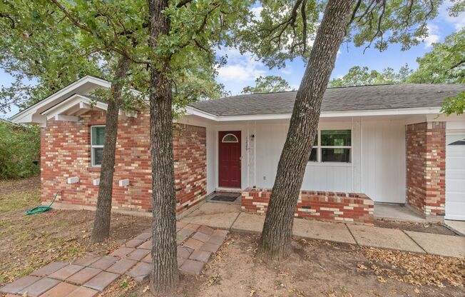 Cute 3 Bed, 2 Bath Home in a Quiet Neighborhood for Fall 2025 Move In!