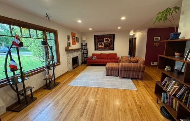 Fully Furnished 3 Bed 1 Bath Home Now Renting! 6-Month Lease (All Utils + Internet Incl.)