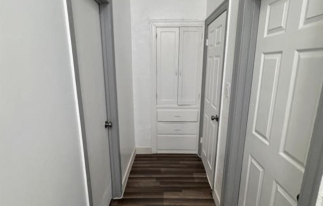 811 W 43 ST