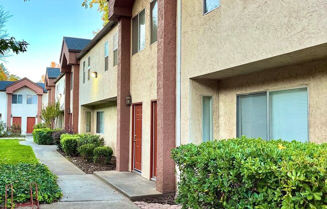 1/2 Off 1 Month of Rent- Signing Bonus! Reserve for Summer 2025. Great 3 Bed/2 Bath Townhouses
