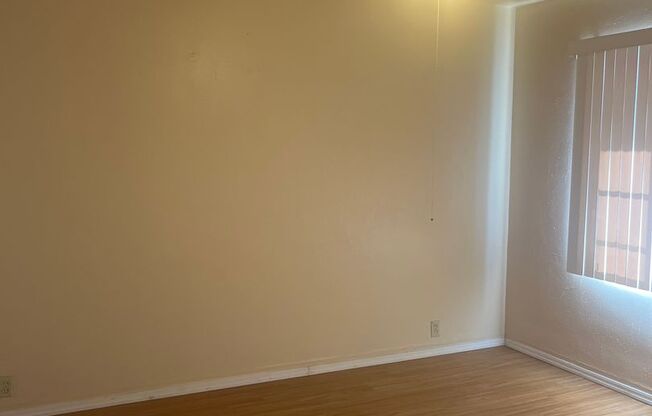 2 beds, 1 bath, $875, Unit 210