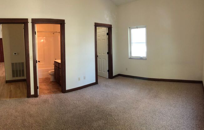 2 beds, 2 baths, $1,400, Unit 7