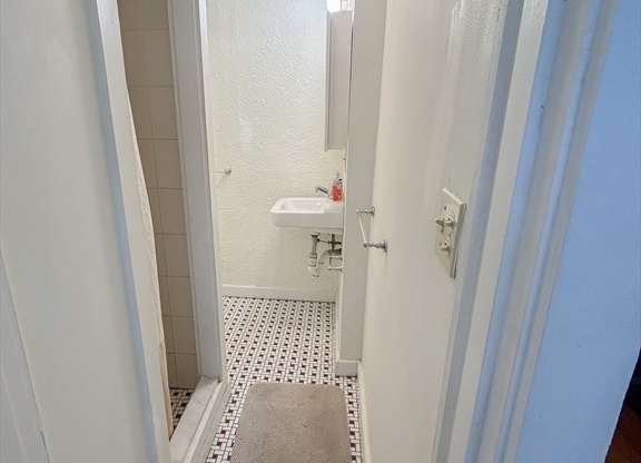 2 beds, 1 bath, $3,950, Unit 1R