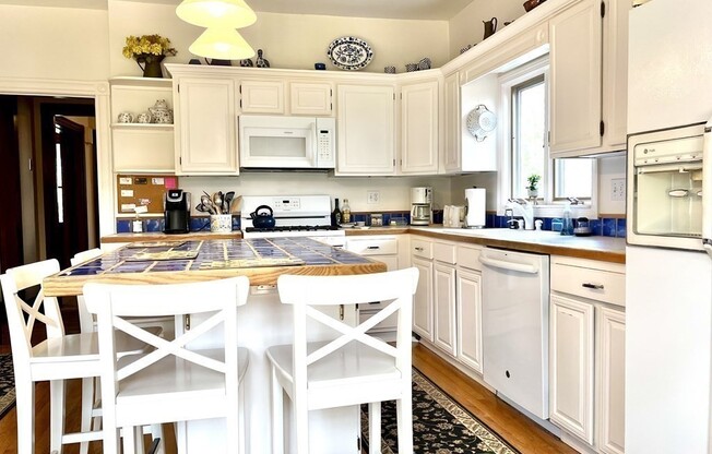 4 beds, 2.5 baths, 2,453 sqft, $5,600
